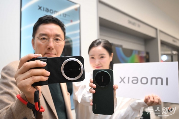 (왼쪽)조세현 사진작가가 3일 오전 서울 여의도 Xiaomi 스토어 IFC몰점에서 열린 신제품 국내 공식 출시에서 'Xiaomi 17 Ultra'를 소개하고 있다. 사진=강민석 기자 kms@newsway.co.kr