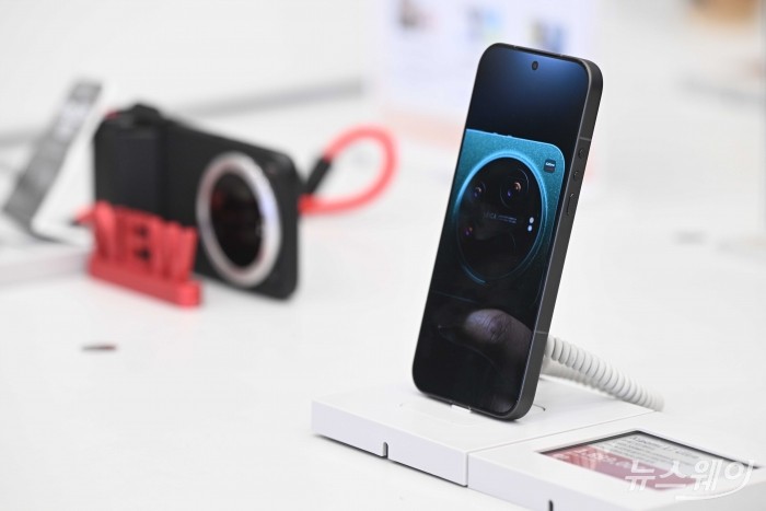 샤오미코리아(Xiaomi)가 3일 오전 서울 여의도 Xiaomi 스토어 IFC몰점에서 열린 신제품 국내 공식 출시에서 'Xiaomi 17 Ultra'를 공개하고 있다. 사진=강민석 기자 kms@newsway.co.kr