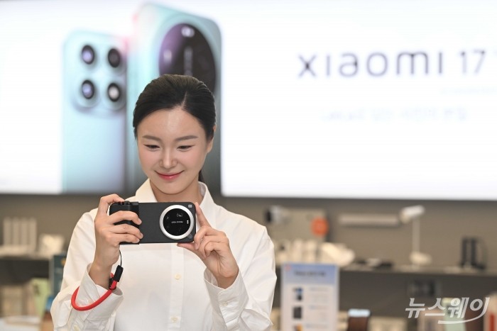 샤오미코리아(Xiaomi)가 3일 오전 서울 여의도 Xiaomi 스토어 IFC몰점에서 열린 신제품 국내 공식 출시에서 'Xiaomi 17 Ultra'를 공개하고 있다. 사진=강민석 기자 kms@newsway.co.kr
