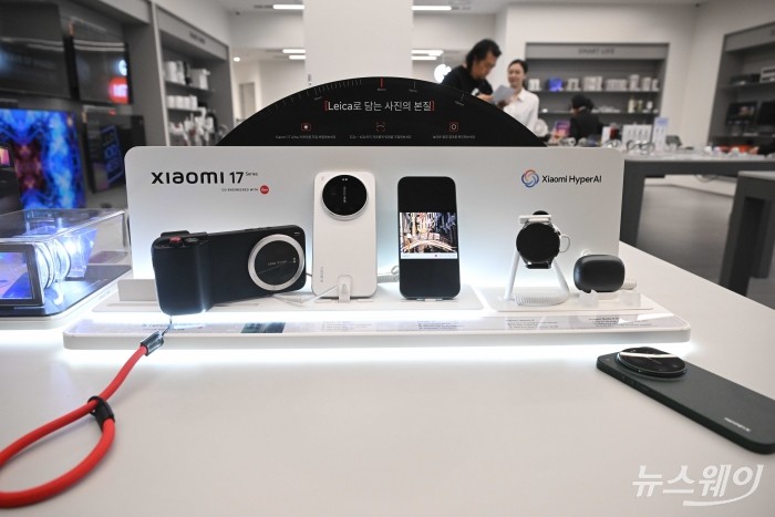 샤오미코리아(Xiaomi)가 3일 오전 서울 여의도 Xiaomi 스토어 IFC몰점에서 열린 신제품 국내 공식 출시에서 'Xiaomi 17 Ultra'를 공개하고 있다. 사진=강민석 기자 kms@newsway.co.kr