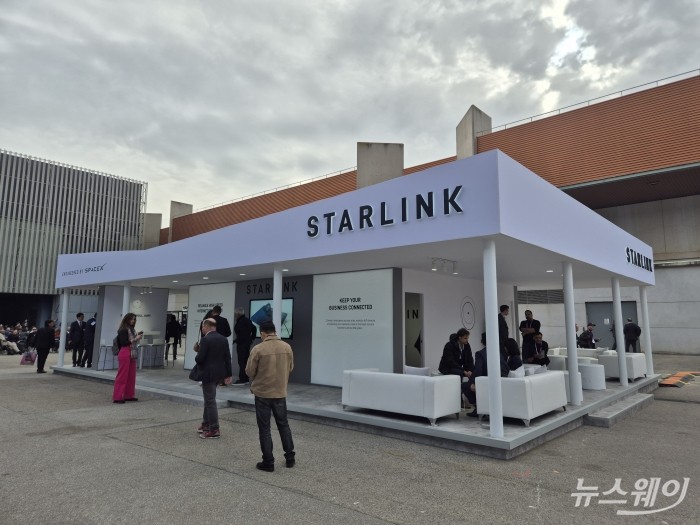 4일(현지 시간) 스페인 바르셀로나에서 열린 MWC26 스페이스X 부스 전경. 사진=유선희 기자