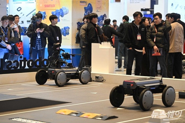 현대자동차그룹 로보틱스랩 '모베드(MobED) 베이직' 모델이 4일 오전 서울 강남구 코엑스에서 열린 '2026 스마트공장·자동화산업전(AW 2026)'에서 코레오 동작을 시연하고 있다. 사진=강민석 기자 kms@newsway.co.kr