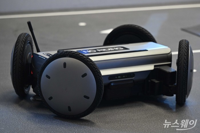 현대자동차그룹 로보틱스랩 '모베드(MobED) 베이직' 모델이 4일 오전 서울 강남구 코엑스에서 열린 '2026 스마트공장·자동화산업전(AW 2026)'에서 코레오 동작을 시연하고 있다. 사진=강민석 기자 kms@newsway.co.kr