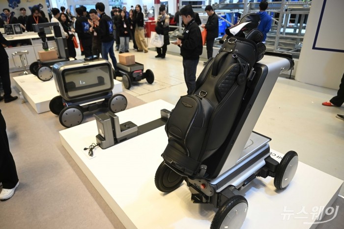 현대자동차그룹 로보틱스랩 '모베드(MobED) 베이직' 모델이 4일 오전 서울 강남구 코엑스에서 열린 '2026 스마트공장·자동화산업전(AW 2026)'에 전시되어 있다. 사진=강민석 기자 kms@newsway.co.kr