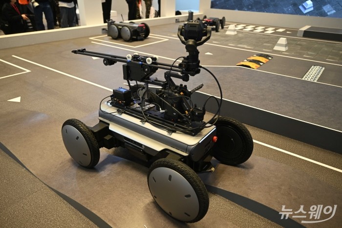 현대자동차그룹 로보틱스랩 '모베드(MobED) 베이직' 모델이 4일 오전 서울 강남구 코엑스에서 열린 '2026 스마트공장·자동화산업전(AW 2026)'에서 코레오 동작을 시연하고 있다. 사진=강민석 기자 kms@newsway.co.kr