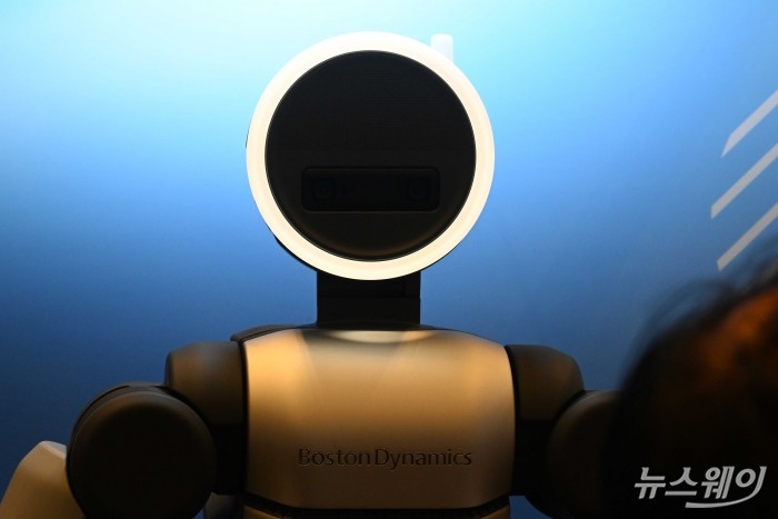 현대글로비스 보스턴다이나믹스사 '휴머노이드 로봇 아틀라스' 비구동 모델이 4일 오전 서울 강남구 코엑스에서 열린 '2026 스마트공장·자동화산업전(AW 2026)'에 전시되어 있다. 사진=강민석 기자 kms@newsway.co.kr