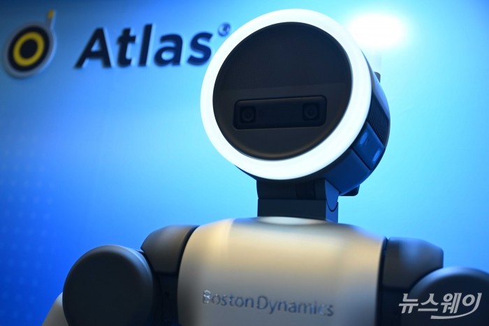 현대글로비스 보스턴다이나믹스사 '휴머노이드 로봇 아틀라스' 비구동 모델이 4일 오전 서울 강남구 코엑스에서 열린 '2026 스마트공장·자동화산업전(AW 2026)'에 전시되어 있다. 사진=강민석 기자 kms@newsway.co.kr