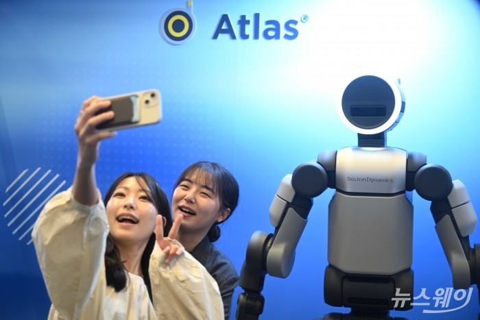 현대글로비스 보스턴다이나믹스사 '휴머노이드 로봇 아틀라스' 비구동 모델이 4일 오전 서울 강남구 코엑스에서 열린 '2026 스마트공장·자동화산업전(AW 2026)'에 전시되어 있다. 사진=강민석 기자 kms@newsway.co.kr