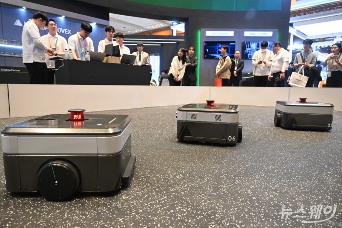 현대무벡스 '자율주행 물류로봇(AMR)'이 4일 오전 서울 강남구 코엑스에서 열린 '2026 스마트공장·자동화산업전(AW 2026)'에서 군집 퍼레이드 시연을 하고 있다. 사진=강민석 기자 kms@newsway.co.kr