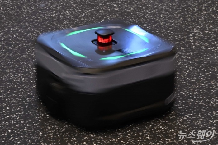 현대무벡스 '자율주행 물류로봇(AMR)'이 4일 오전 서울 강남구 코엑스에서 열린 '2026 스마트공장·자동화산업전(AW 2026)'에서 군집 퍼레이드 시연을 하고 있다. 사진=강민석 기자 kms@newsway.co.kr