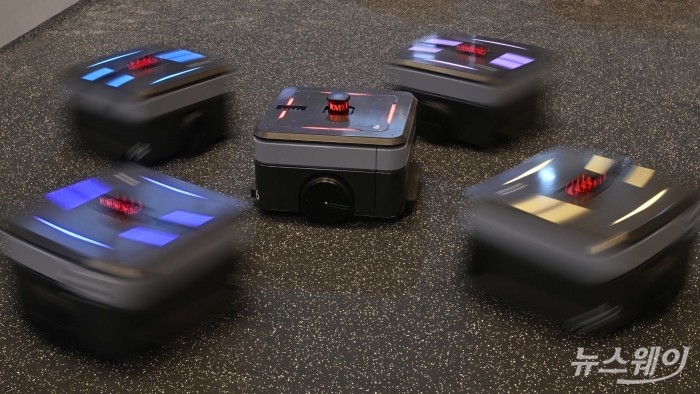 현대무벡스 '자율주행 물류로봇(AMR)'이 4일 오전 서울 강남구 코엑스에서 열린 '2026 스마트공장·자동화산업전(AW 2026)'에서 군집 퍼레이드 시연을 하고 있다. 사진=강민석 기자 kms@newsway.co.kr