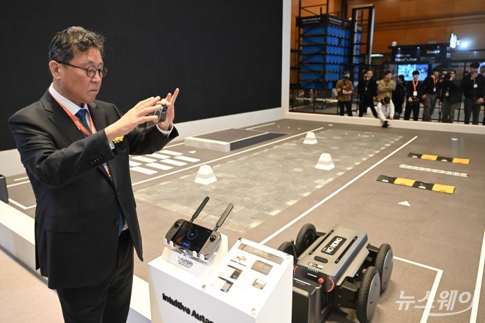 이규복 현대글로비스 대표이사가 4일 오전 서울 강남구 코엑스에서 열린 '2026 스마트공장·자동화산업전(AW 2026)'에 마련된 현대자동차그룹 부스를 찾아 로보틱스랩 '모베드(MobED) 베이직' 모델을 살펴보며 휴대전화로 사진촬영하고 있다. 사진=강민석 기자 kms@newsway.co.kr