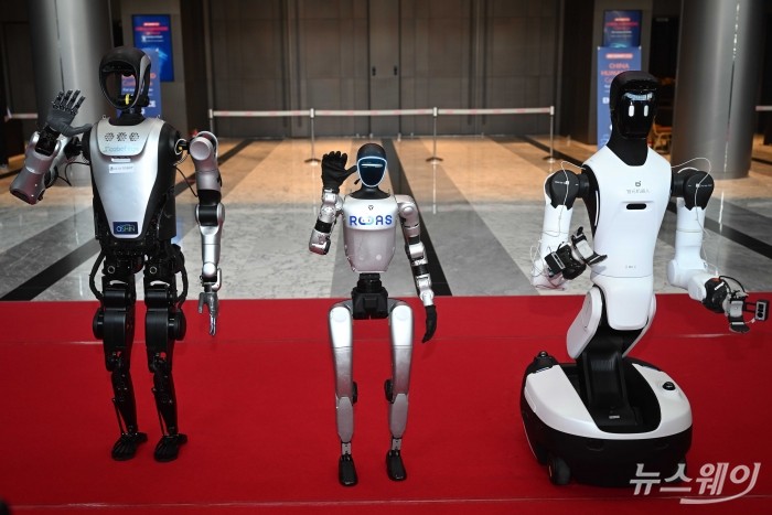 (왼쪽부터)중국 AI 휴머노이드 로봇 AGIBOT 'G2', UNITREE 'G1', LEJU KUAVO '4 PRO'가 4일 오전 서울 강남구 코엑스에서 열린 '2026 스마트공장·자동화산업전(AW 2026)'에서 손인사를 하고 있다. 사진=강민석 기자 kms@newsway.co.kr