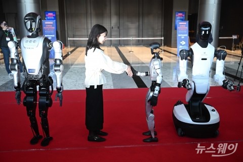 무섭게 치고 들어오는 중국 AI 휴머노이드 로봇···코엑스 상륙