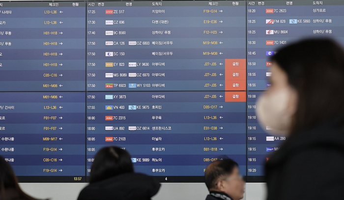 인천국제공항 제1터미널 체크인카운터 전광판에 아랍에미리트(UAE) 아부다비행 여객기가 결항으로 표시돼있다. 사진=연합뉴스