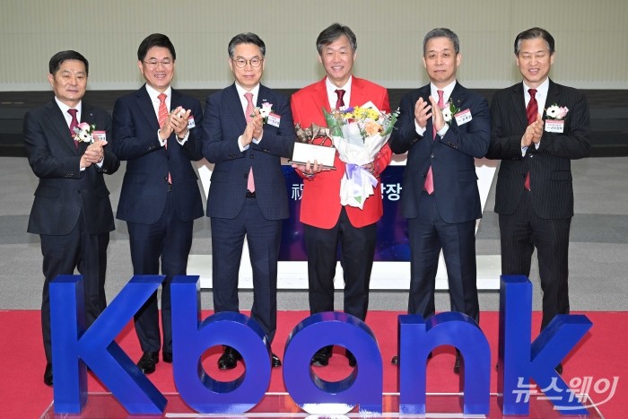 (왼쪽 네 번째)최우형 케이뱅크 은행장을 비롯한 참석자들이 5일 오전 서울 여의도 한국거래소에서 열린 케이뱅크 유가증권시장 코스피 상장식에서 기념촬영을 하고 있다. (왼쪽부터)양태영 한국IR협의회장, 박종문 삼성증권 대표, 정규일 한국거래소 부이사장, 최 은행장, 윤병운 NH투자증권 대표이사, 선우정택 한국상장회사협의회 상근부회장. 사진=강민석 기자 kms@newsway.co.kr