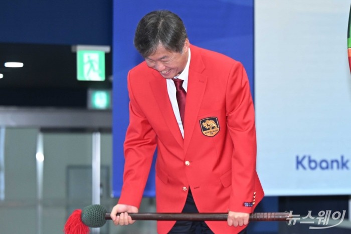 최우형 케이뱅크 은행장이 5일 오전 서울 여의도 한국거래소에서 열린 케이뱅크 유가증권시장 코스피 상장식에서 대북을 마친 뒤 미소를 머금며 인사하고 있다. 사진=강민석 기자 kms@newsway.co.kr