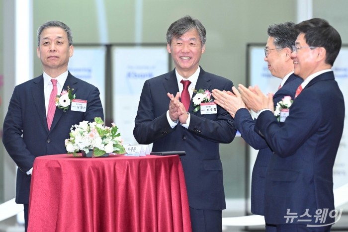 최우형 케이뱅크 은행장을 비롯한 참석자들이 5일 오전 서울 여의도 한국거래소에서 열린 케이뱅크 유가증권시장 코스피 상장식에서 박수를 치고 있다. (왼쪽부터)윤병운 NH투자증권 대표이사, 최 대표, 정규일 한국거래소 부이사장, 박종문 삼성증권 대표. 사진=강민석 기자 kms@newsway.co.kr