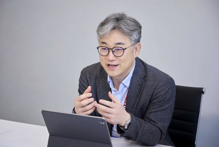 정석근 SK텔레콤 최고기술책임자(CTO) 겸 AI 사내독립기업(CIC)장이 지난 3일(현지시간) 모바일월드콩그레스(MWC) 2026이 열리는 스페인 바르셀로나에서 열린 기자간담회에서 발언하고 있다. 사진=SK텔레콤 제공