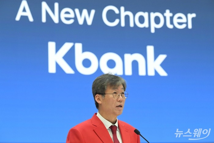 최우형 케이뱅크 은행장이 5일 오전 서울 여의도 한국거래소에서 열린 케이뱅크 유가증권시장 코스피 상장식에서 소감을 밝히고 있다. 사진=강민석 기자 kms@newsway.co.kr