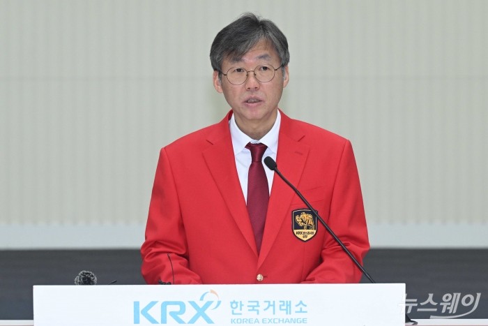 최우형 케이뱅크 은행장이 5일 오전 서울 여의도 한국거래소에서 열린 케이뱅크 유가증권시장 코스피 상장식에서 소감을 밝히고 있다. 사진=강민석 기자 kms@newsway.co.kr