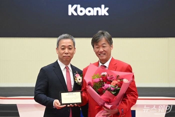 (오른쪽)최우형 케이뱅크 은행장이 5일 오전 서울 여의도 한국거래소에서 열린 케이뱅크 유가증권시장 코스피 상장식에 참석해 윤병운 NH투자증권 대표이사로부터 상장 기념패를 전달 받은 뒤 기념촬영하고 있다. 사진=강민석 기자 kms@newsway.co.kr