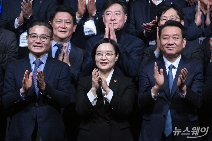 (앞 줄 중앙)한성숙 중소벤처기업부 장관을 비롯한 참석자들이 5일 오후 서울 여의도 중소기업중앙회에서 열린 중소·벤처·소상공인 민관 정책협의회 출범식에서 기념촬영을 마친 뒤 박수를 치고 있다. 사진=강민석 기자 kms@newsway.co.kr