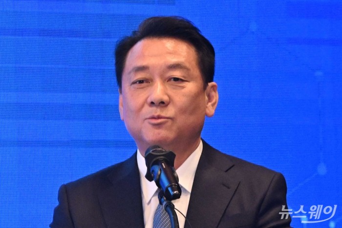 이광재 공동위원장이 5일 오후 서울 여의도 중소기업중앙회에서 열린 중소·벤처·소상공인 민관 정책협의회 출범식에서 발표를 하고 있다.  사진=강민석 기자 kms@newsway.co.kr