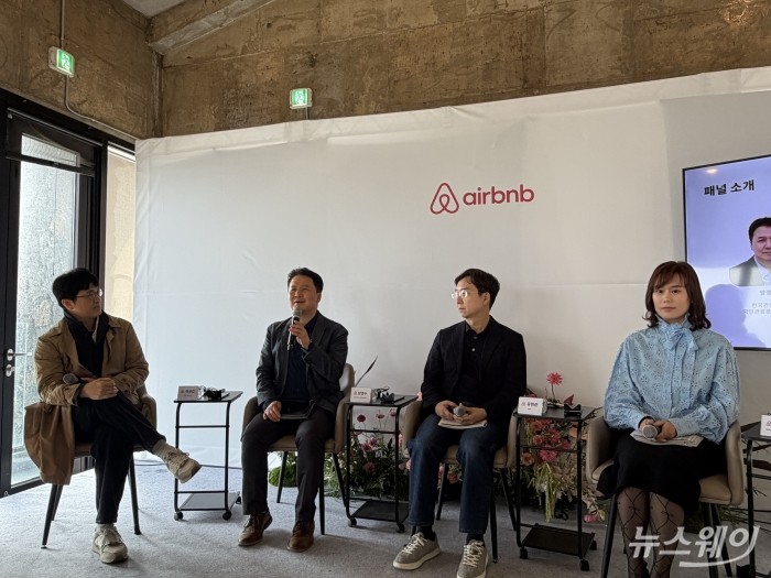 5일 제주 서귀포시에서 열린 에어비앤비 비전 포럼에서 양경수(왼쪽부터) 한국관광공사 국민관광본부장, 유현준 건축가, 서가연 에어비앤비 코리아 컨트리매니저가 패널 토크를 진행하고 있다. 사진=김다혜 기자.