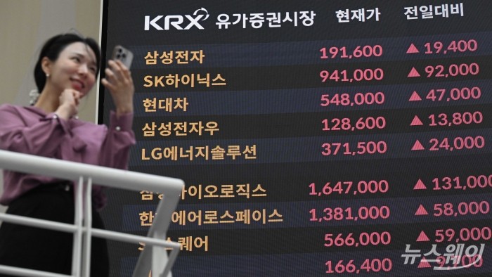 중동 전쟁 여파로 전날 급락했던 코스피는 지정학적 리스크 완화 조짐 속 저가 매수세가 유입되며 반등 강세를 보인 5일 오후 서울 여의도 한국거래소 현황판에 유가증권시장 종목 종가가 보이고 있다. 이날 코스피 지수는 전 거래일 대비 5583.90포인트(9.63%) 상승한 5583.90에 거래를 끝냈으며, 코스닥 지수도 전 거래일 대비 137.97포인트(14.10%) 오른 1116.41로 마감했다. 또한 반도체 투톱인 삼성전자와 SK하이닉스가 각각 11.27%, 10.84% 상승 마감했다. 사진=강민석 기자 kms@newsway.co.kr