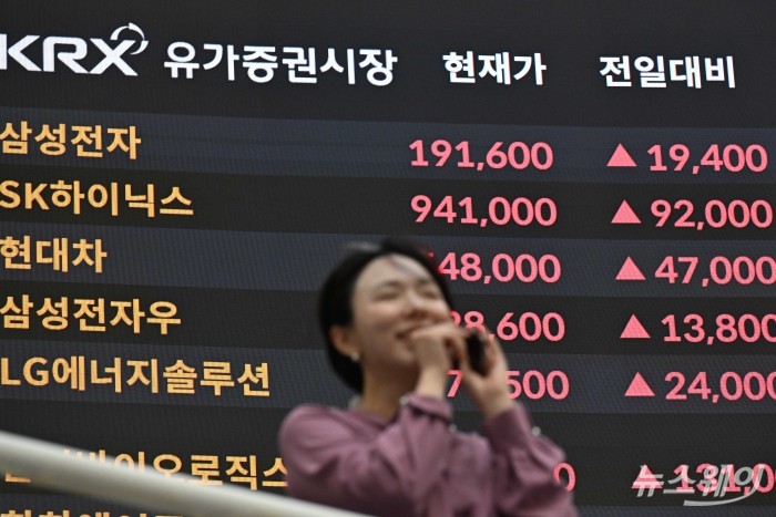 중동 전쟁 여파로 전날 급락했던 코스피는 지정학적 리스크 완화 조짐 속 저가 매수세가 유입되며 반등 강세를 보인 가운데, 5일 오후 서울 여의도 한국거래소 현황판에 유가증권시장 종목 종가가 보이고 있다. 이날 코스피 지수는 전 거래일 대비 5583.90포인트(9.63%) 상승한 5583.90에 거래를 끝냈으며, 코스닥 지수도 전 거래일 대비 137.97포인트(14.10%) 오른 1116.41로 마감했다. 또한 반도체 투톱인 삼성전자와 SK하이닉스가 각각 11.27%, 10.84% 상승 마감했다. 사진=강민석 기자 kms@newsway.co.kr