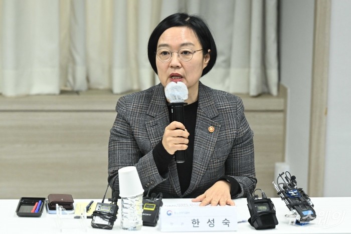 한성숙 중소벤처기업부 장관이 6일 오전 서울 여의도 중소기업중앙회에서 열린 중동 상황 중소기업 영향 점검 회의에서 모두발언을 하고 있다. 사진=강민석 기자 kms@newsway.co.kr