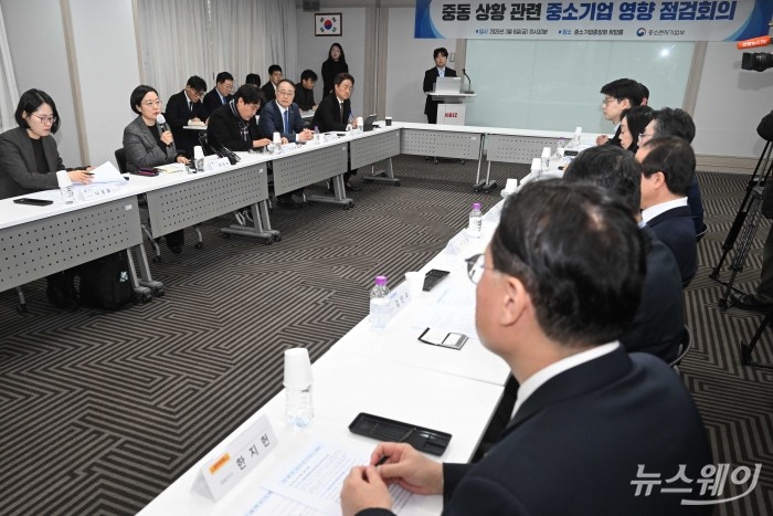 (왼쪽 두 번째)한성숙 중소벤처기업부 장관이 6일 오전 서울 여의도 중소기업중앙회에서 열린 중동 상황 중소기업 영향 점검 회의에서 모두발언을 하고 있다. 사진=강민석 기자 kms@newsway.co.kr