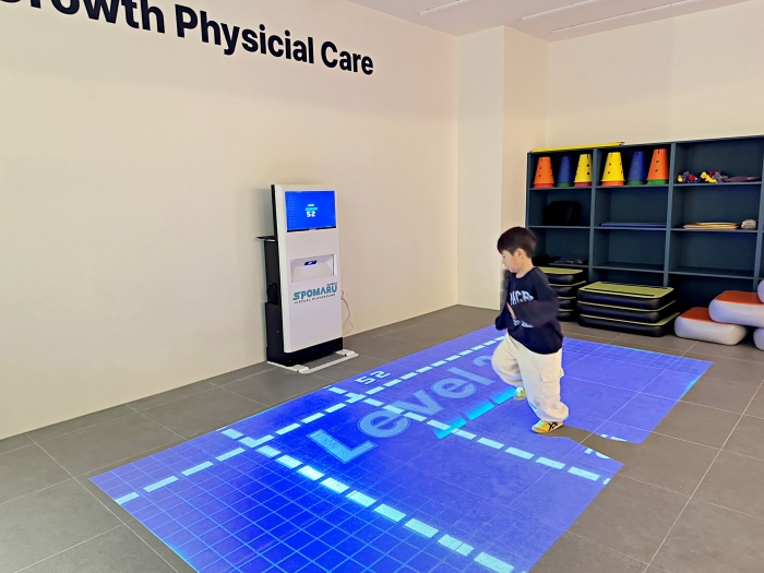 수원 권선구 서둔동에 위치한 타임빌라스 수원 '슈퍼키즈성장센터'에서 체력활동을 하는 모습/사진=롯데백화점 제공