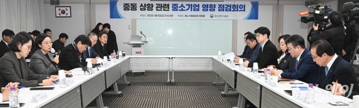 (왼쪽 두 번째)한성숙 중소벤처기업부 장관이 6일 오전 서울 여의도 중소기업중앙회에서 열린 중동 상황 중소기업 영향 점검 회의에서 모두발언을 하고 있다. 사진=강민석 기자 kms@newsway.co.kr