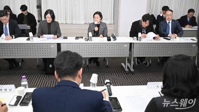 한성숙 중소벤처기업부 장관이 6일 오전 서울 여의도 중소기업중앙회에서 열린 중동 상황 중소기업 영향 점검 회의에서 모두발언을 하고 있다. 사진=강민석 기자 kms@newsway.co.kr