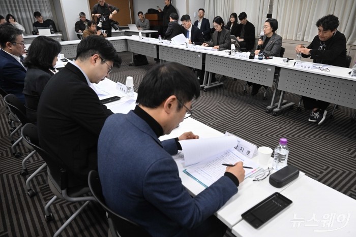 (오른쪽 두 번째)한성숙 중소벤처기업부 장관이 6일 오전 서울 여의도 중소기업중앙회에서 열린 중동 상황 중소기업 영향 점검 회의에서 모두발언을 하고 있다. 사진=강민석 기자 kms@newsway.co.kr