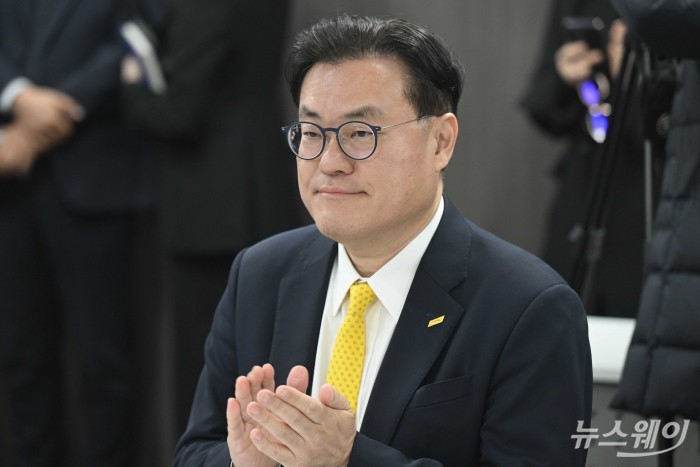 한지헌 DHL코리아 대표가 6일 오전 서울 여의도 중소기업중앙회에서 열린 중동 상황 중소기업 영향 점검 회의에 참석해 박수치고 있다. 사진=강민석 기자 kms@newsway.co.kr