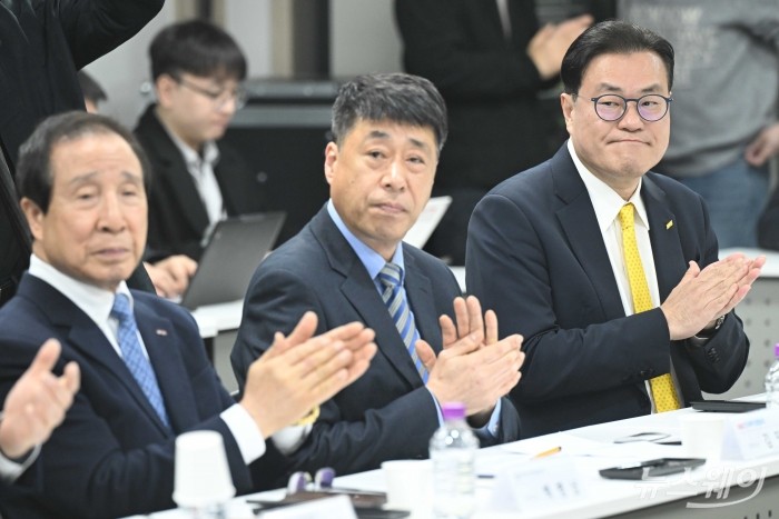 (오른쪽 첫 번째부터)한지헌 DHL코리아 대표, 김민수 한국과학기기공업협동조합, 백병남 한국전자산업협동조합 전무이사가 6일 오전 서울 여의도 중소기업중앙회에서 열린 중동 상황 중소기업 영향 점검 회의에 참석해 박수치고 있다. 사진=강민석 기자 kms@newsway.co.kr