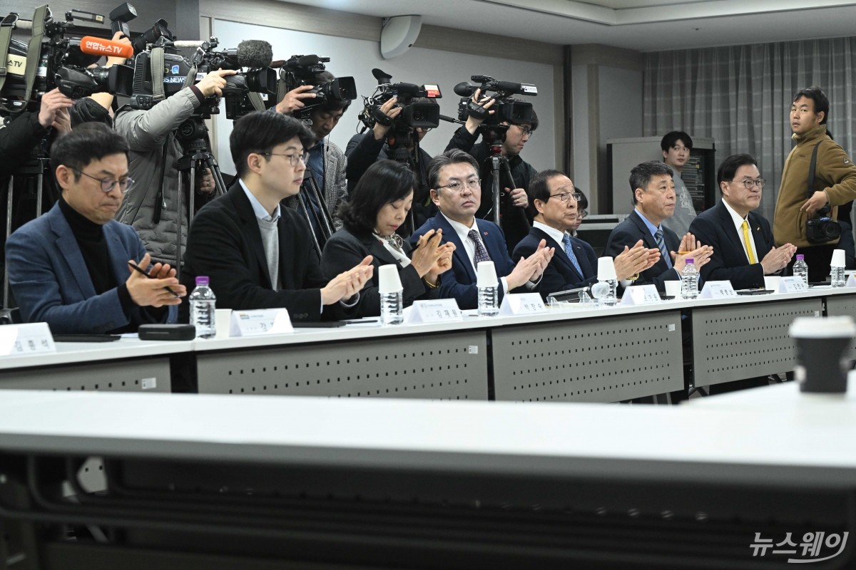 [한 컷]'중동 상황 중소기업 영향 점검 회의' 배석한 한지헌·김민수·백... - 뉴스 썸네일 이미지