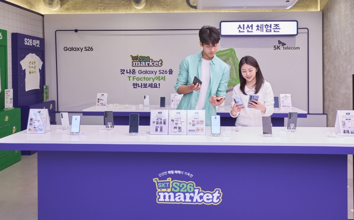 SK텔레콤 모델이 신형 스마트폰 갤럭시S26을 소개하고 있다. 사진=SK텔레콤 제공