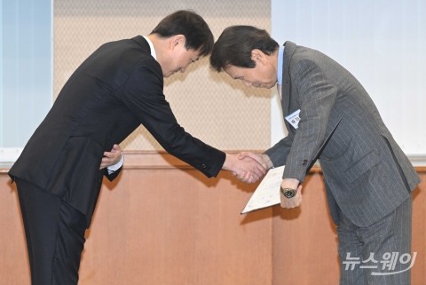 위촉장 받는 배재규 한국투자신탁운용 대표