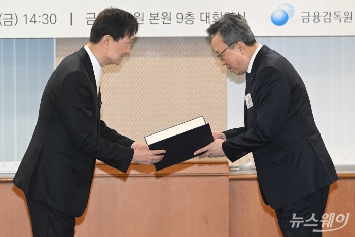 (왼쪽)이찬진 금융감독원장이 6일 오후 서울 여의도 금융감독원에서 열린 금융소비자보호자문위원회 출범식에서 정상혁 신한은행장에게 위촉장을 수여하고 있다. 사진=강민석 기자 kms@newsway.co.kr