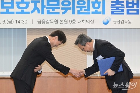 위촉장 받고 이찬진 금감원장과 악수 나누는 정상혁 신한은행장