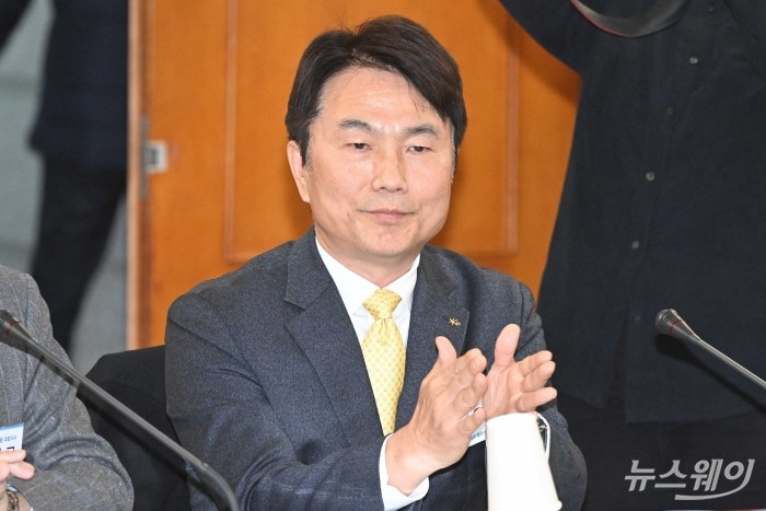 구본욱 KB손해보험 대표가 6일 오후 서울 여의도 금융감독원에서 열린 금융소비자보호자문위원회 출범식에 참석해 박수치고 있다. 사진=강민석 기자 kms@newsway.co.kr