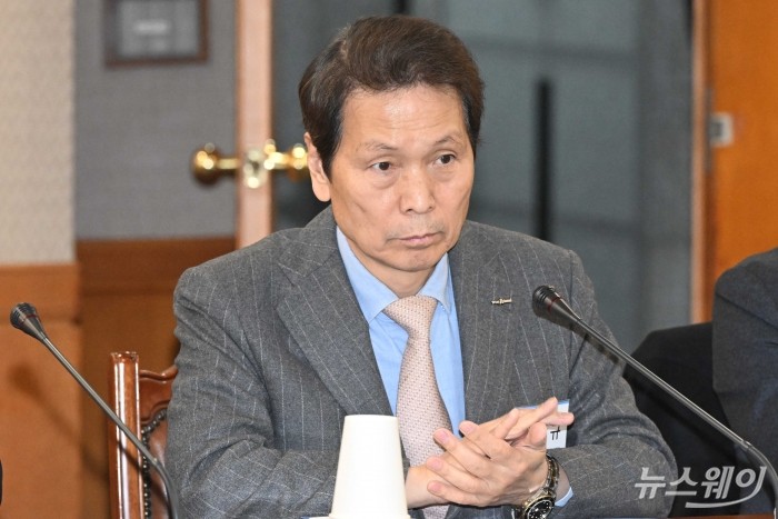 배재규 한국투자신탁운용 대표가 6일 오후 서울 여의도 금융감독원에서 열린 금융소비자보호자문위원회 출범식에서 박수치고 있다. 사진=강민석 기자 kms@newsway.co.kr