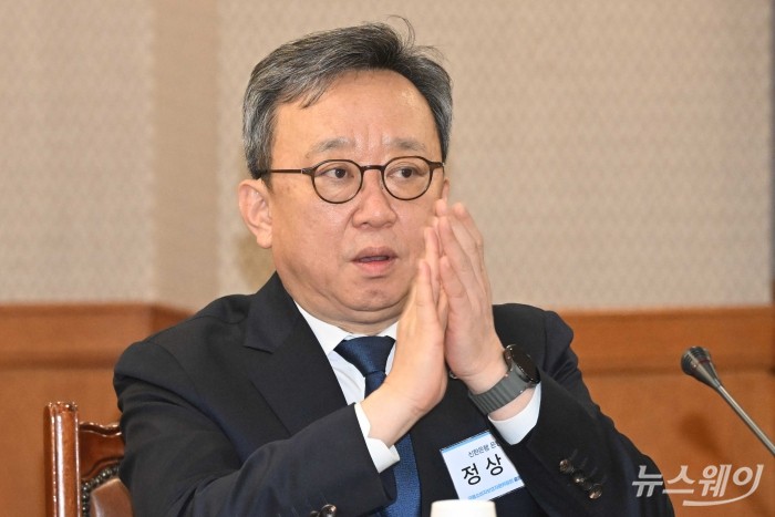 정상혁 신한은행장이 6일 오후 서울 여의도 금융감독원에서 열린 금융소비자보호자문위원회 출범식에서 박수치고 있다. 사진=강민석 기자 kms@newsway.co.kr