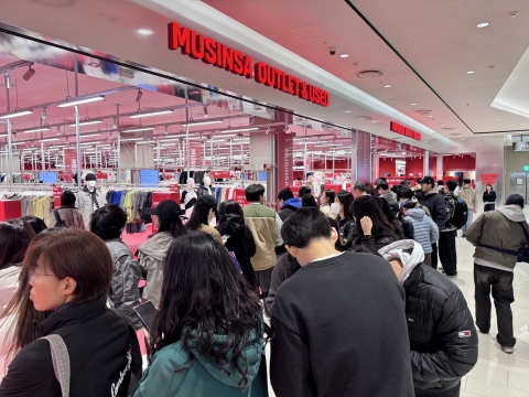 치솟은 물가에 '가성비'만 살아남는다...초저가·할인행사에 몰리는 소비자들