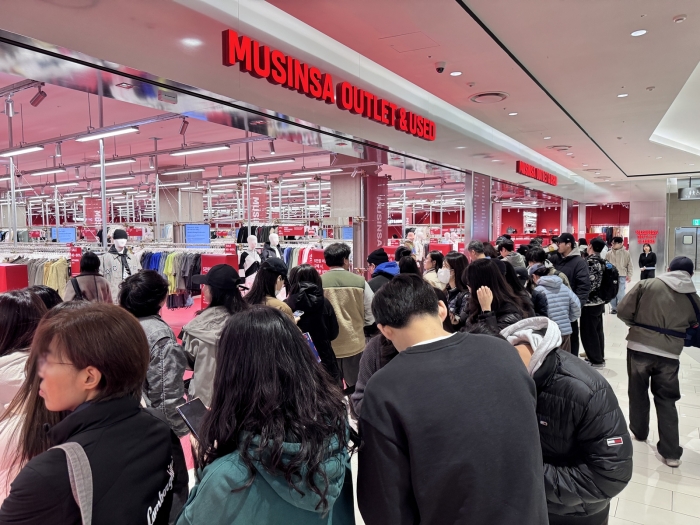 경기 침체와 고물가에 소비자들이 가성비 제품에 몰리고 있다. 사진은 롯데몰 은평점 위치한 '무신사 아울렛' 매장을 찾은 고객들의 모습. 사진=롯데백화점 제공