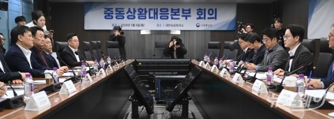 정유 4사 대표 만난 김정관 산업부 장관 "韓 석유가격 며칠 사이 급등···공정한 가격 책정하라"